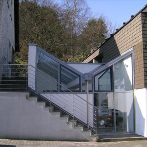 Glaselemente und Vordächer