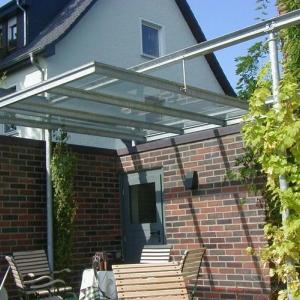 Glaselemente und Vordächer