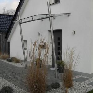 Glaselemente und Vordächer