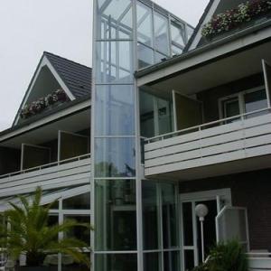 Glaselemente und Vordächer