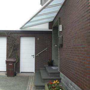 Glaselemente und Vordächer