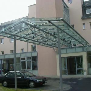 Glaselemente und Vordächer