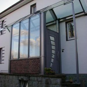 Glaselemente und Vordächer